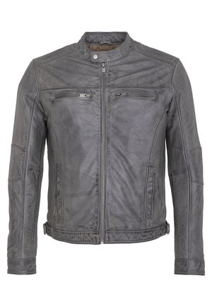 Chaqueta de cuero gris con cuello alzado, frente con cremallera, dos bolsillos en el pecho y textura grabada en las mangas y el cuerpo.