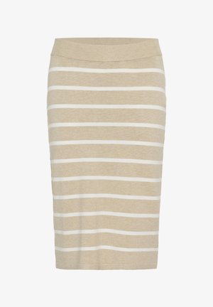 Pletena suknja u boji bež s bijelim horizontalnim prugama. Ima široki pojas. Glatka tekstura i priljubljen oblik protežu se do koljena.