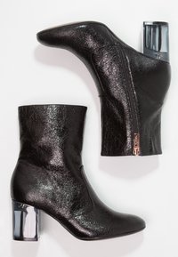 Marcel Ostertag x Tamaris Kotníkové boty - black