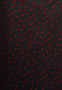 Tecido preto com um padrão denso de pequenas flores vermelhas, cada uma com caules verdes, criando um contraste vívido contra o fundo escuro.