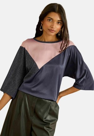 Buntes Kurzarmoberteil in Marineblau, Hellrosa und Dunkelgrau; mit diagonalem Color-Blocking-Design und rundem Ausschnitt.