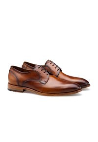 Bruine leren dresschoenen met een gladde textuur, ronde neus en vijf oogjes voor veters. Heeft contrasterende stiksels en een leren zool.