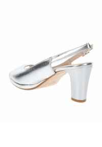 Srebrne metaliczne buty na słupku z odkrytymi palcami, charakteryzujące się eleganckim wzornictwem i zaokrąglonym obcasem. Materiał ma błyszczące wykończenie, co dodaje tekstury.
