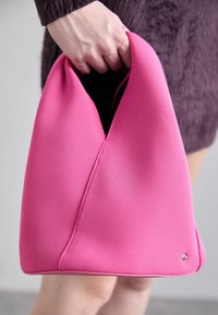 LAYERED JAPANESE BUCKET - Handtas - carmine rose