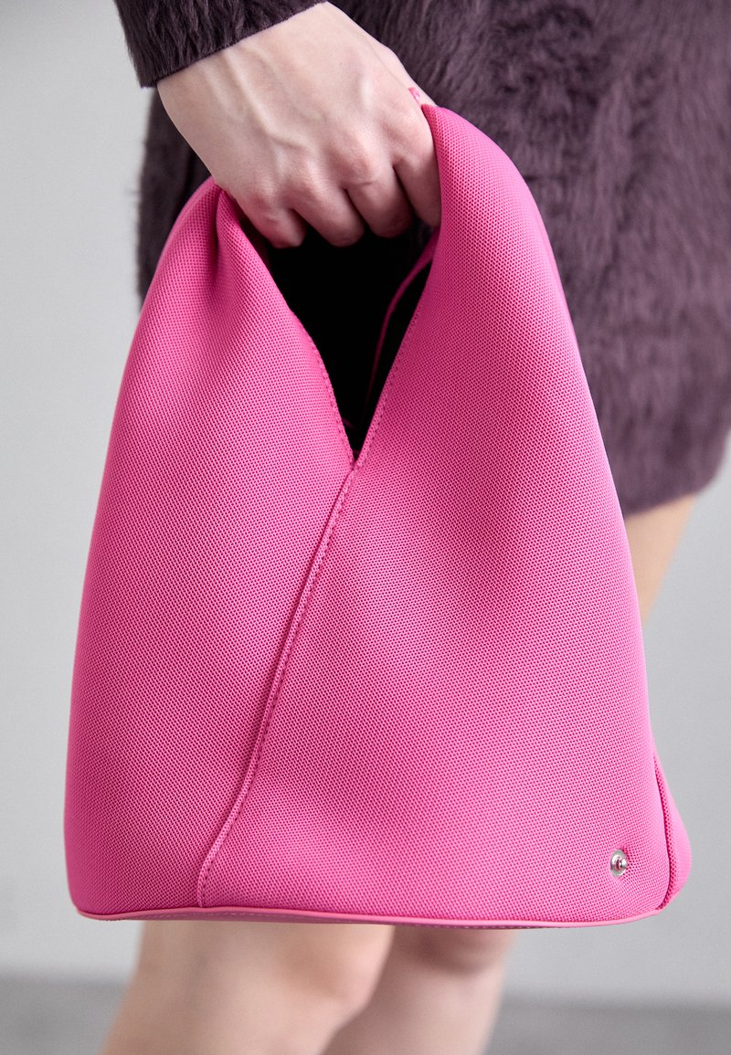 MM6 Maison Margiela LAYERED JAPANESE BUCKET - Kabelka - carmine rose
