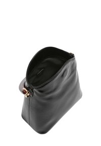 Czarna skórzana torba o miękkim, z góry zarysowanym kształcie. Wyposażona w złoty zamek błyskawiczny oraz zakrzywiony drewniany uchwyt. Wnętrze wyłożone czarnym materiałem.