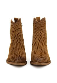 Stivali alla caviglia perforati marroni con design a punta, in pelle texturizzata e tacco basso. Chiusura con zip sul retro per una facile vestibilità.