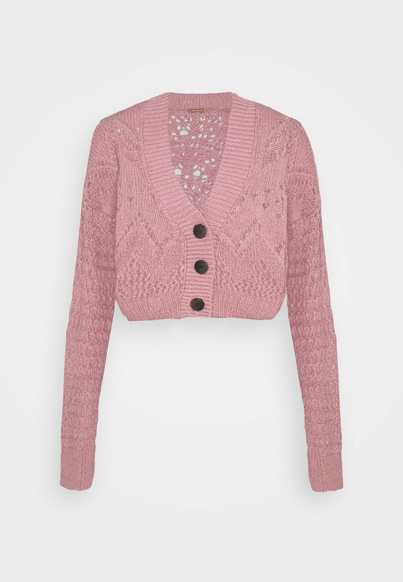 Beskuren rosa stickad cardigan med v-ringning, strukturerade mönster och tre svarta knappar framtill. Långa ärmar med ribbade muddar.