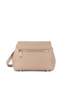 Sac à main en cuir beige avec une surface texturée, une fermeture à rabat et une poche zippée à l'avant dotée d'accents métalliques dorés. Bandoulière réglable incluse.