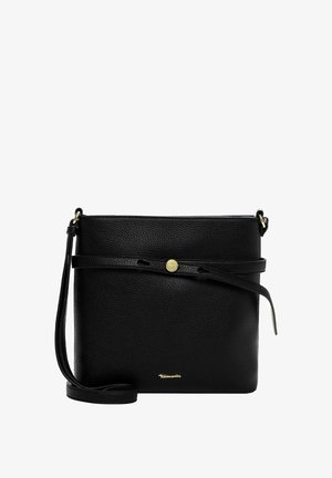 Sort lædertaske med tekstureret overflade, der har en knap i guldfarvet metal og en tynd, justerbar skulderrem.