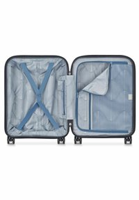Maleta rígida negra con interior azul, que presenta correas entrelazadas, un bolsillo con cremallera y un bolsillo de malla para un embalaje organizado.