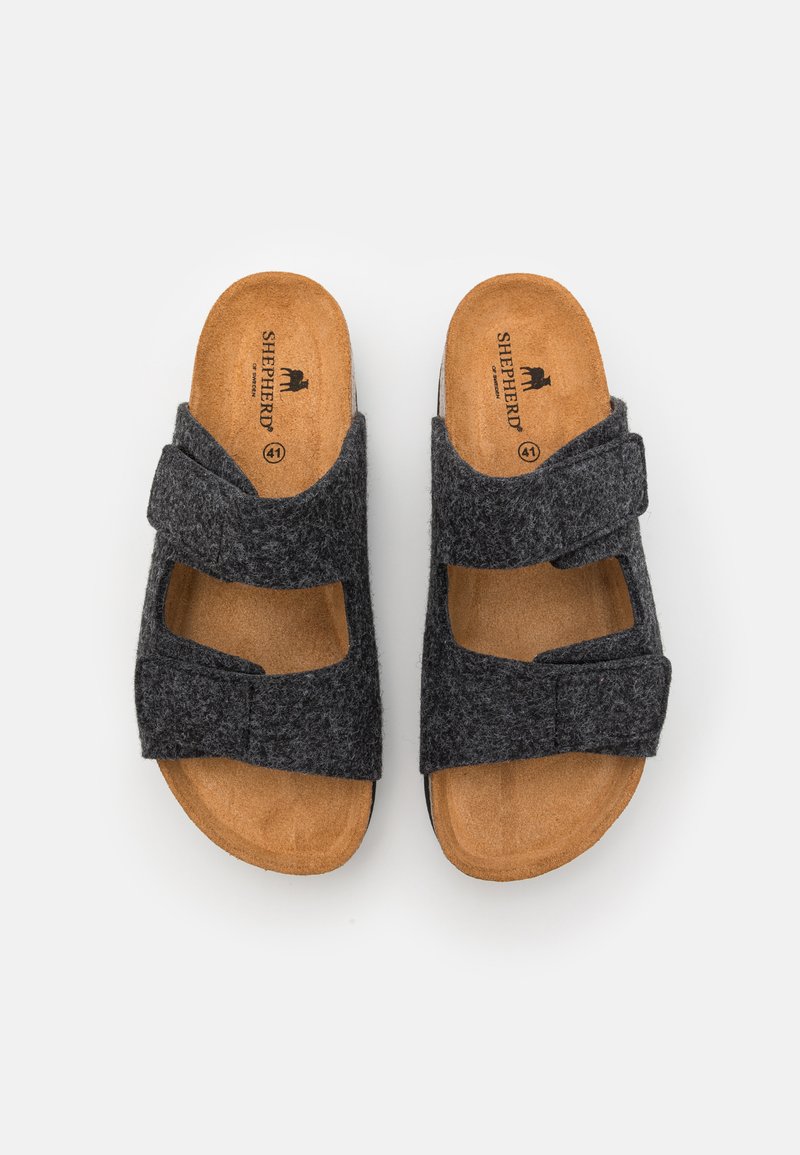 Szare klapki z korkowymi wkładkami, z dwiema regulowanymi tasiemkami i odkrytymi bokami dla wentylacji. Wewnątrz widnieje nazwa marki "Shepherd".