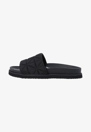 Sandalias de dedo negras hechas de tela acolchada con un patrón geométrico, con una suela de goma lisa y una correa ancha que cubre el pie.
