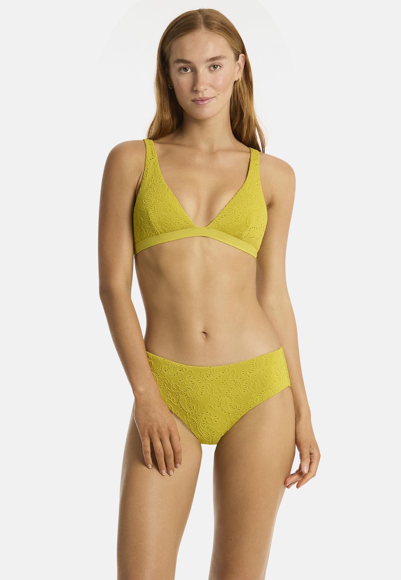 Żółty zestaw bikini z teksturowanym wzorem na materiale. Góra ma głęboki dekolt z szerokimi ramiączkami, a dół ma średni stan.