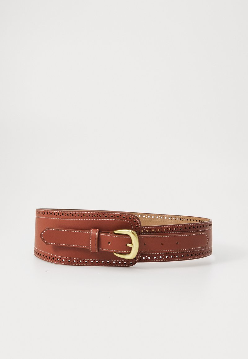 Brun läderbälte med perforerad detaljer, guldlås och kontrasterande sömmar. Platt design som passar för olika kläder.