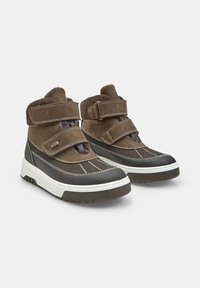 Cizme din daim și piele maro, cu căptușeală din blană artificială, curele Velcro, talpă din cauciuc alb și negru și detalii cu cusături contrastante.