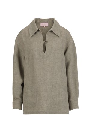 Béžová dlhá ľanová košeľa s širokým golierom, uzatváraním na jeden gombík na krku a dvoma náprsnými vreckami.