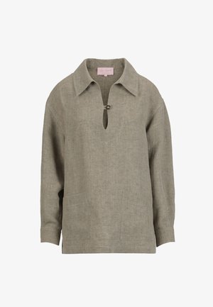 Hosszú ujjú, bézs színű vászon ing, széles gallérral, egy gombos nyakkivágással és két első zsebbel.