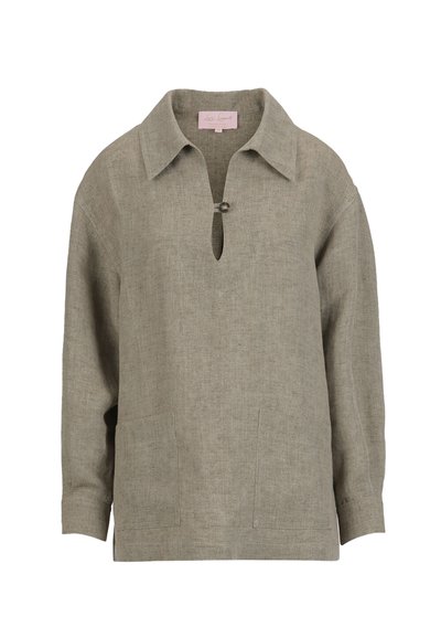 Chemise en lin beige à manches longues avec col large, fermeture à un bouton au niveau du col, et deux poches plaquées à l'avant.