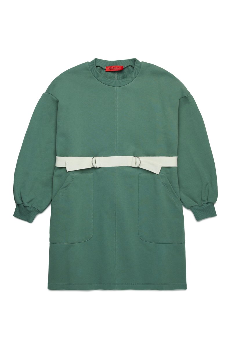 Grøn sweatshirtkjole med rund halsudskæring, lange puffærmer, to frontlommer og et kontrastfarvet hvidt bælte i taljen. Glat tekstur.