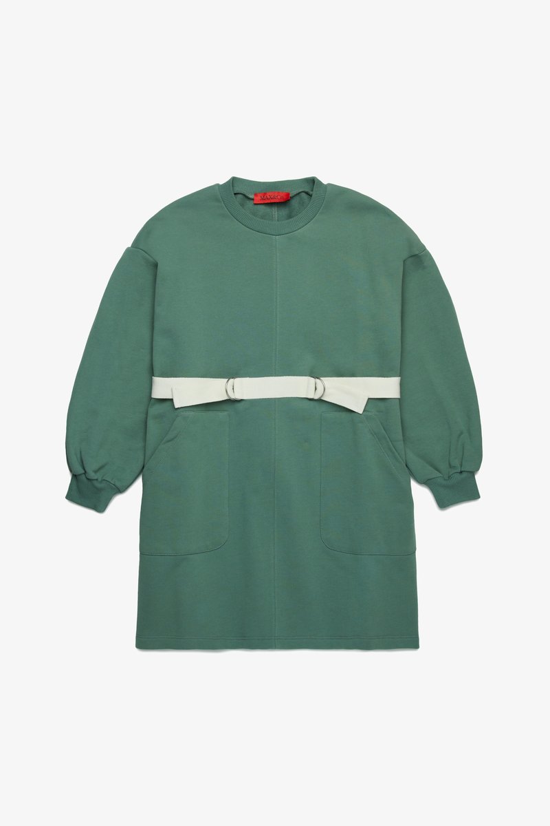 Zaļa svārku kleita ar apaļu kakla izgriezumu, garām puff piedurknēm, divām priekšējām kabatām un kontrastējošu baltu jostu ap vidukli. Gluda tekstūra.