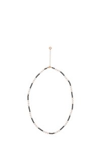 Perlekæde med vekslende sorte og hvide perler samt en guldfarvet justerbar kædeklips. Glat tekstur med en buet form.