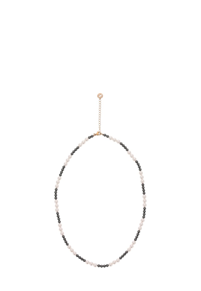 Perlekæde med vekslende sorte og hvide perler samt en guldfarvet justerbar kædeklips. Glat tekstur med en buet form.
