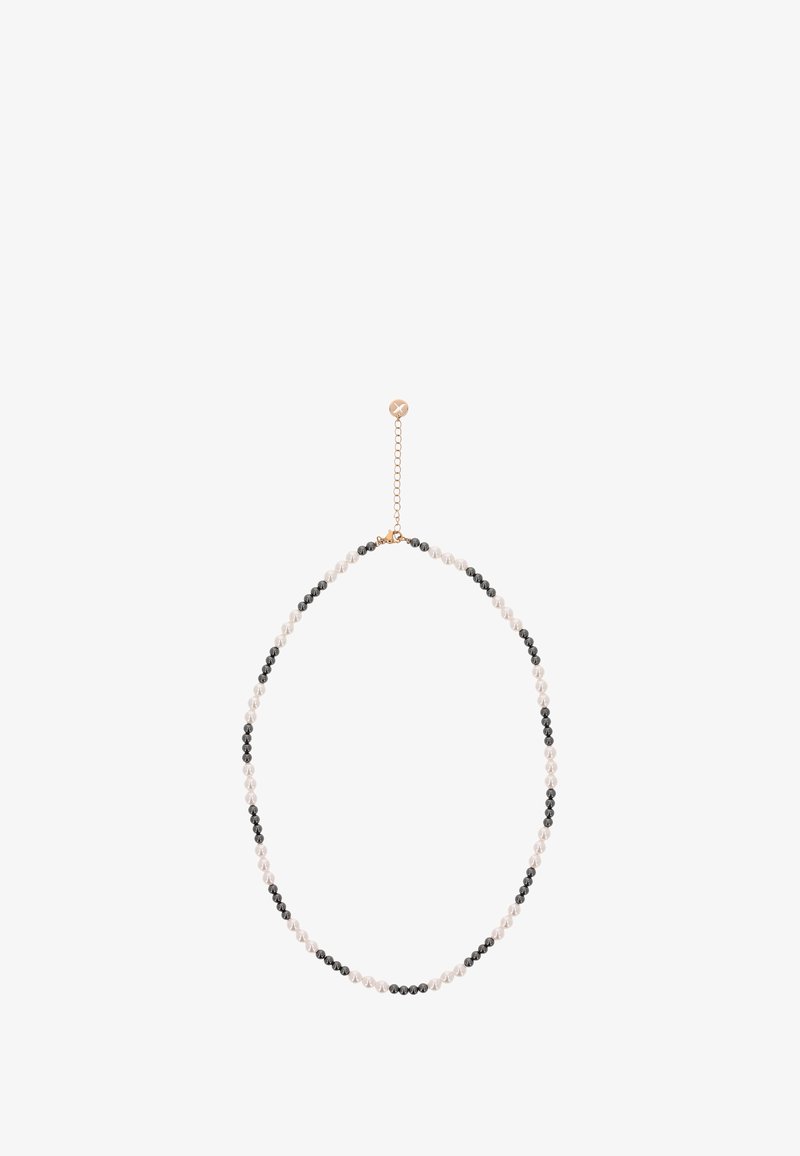 Colier cu mărgele, având perle negre și albe alternante, cu un închizător ajustabil de tonalitate aurie. Textură netedă cu o formă curbată.