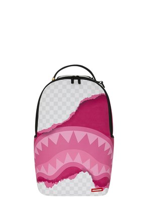 Zaino con manico e cerniera neri, con design di carta strappata in tonalità rosa e motivo triangolare di denti di squalo su sfondo a quadretti bianchi.