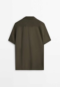 Chemise manches courtes vert olive foncé avec un ourlet droit et un col plié, vue de dos sur fond blanc.