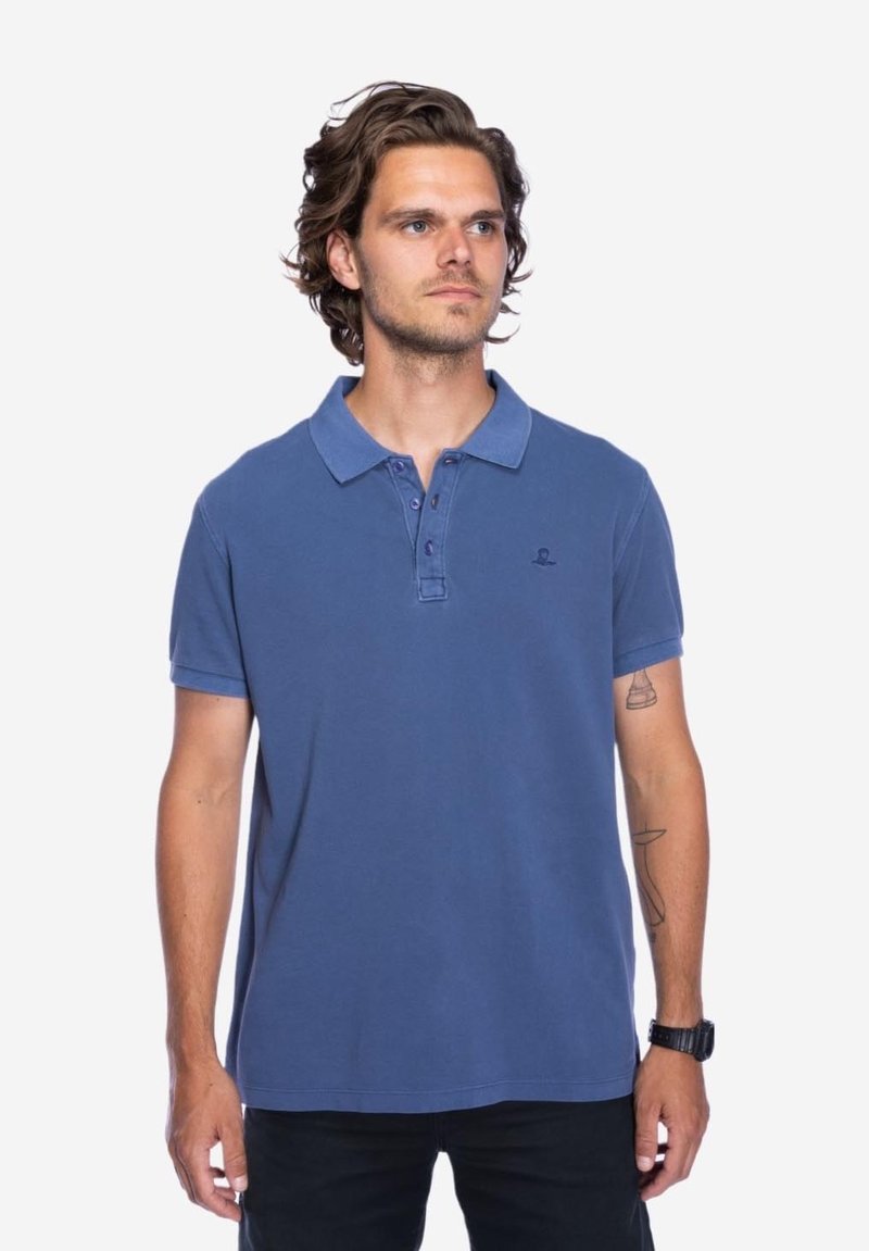 Blauwe katoenen poloshirt met een kraag, drie knopen, korte mouwen en een klein merklogo op de linkerborst. Casual pasvorm en zachte textuur.