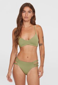 Olivgrön bikini-set som har en triangulär topp med tunna axelband och en högmidjad botten med sidoutskärningar och detaljer. Slät textur.