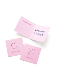 Rozā apsveikuma kartiņas ar izkaltu tauriņa logotipu un uzrakstu "GLANZVOLL". Iekšpusē ir rokrakstam līdzīgs teksts un tukšas rindas ziņojumiem.