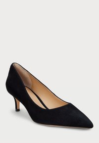Črne zamskaste pete s koničastim nosom, nizko peto in gladkim notranjim podlogom. Imajo eleganten silhuet in minimalističen dizajn.