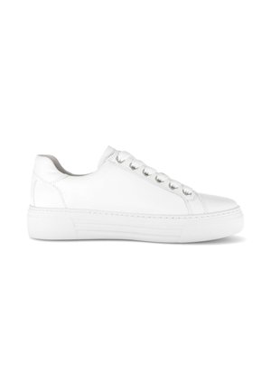 Witte lage sneaker met veterfront, dikke geribbelde zool en glad leren bovenwerk, zijaanzicht weergegeven op een witte achtergrond.