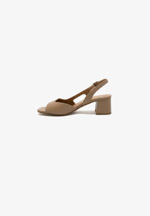 Beige open-toe slingback sandaal met lage blokhak en verstelbare gespsluiting, weergegeven op een witte achtergrond.