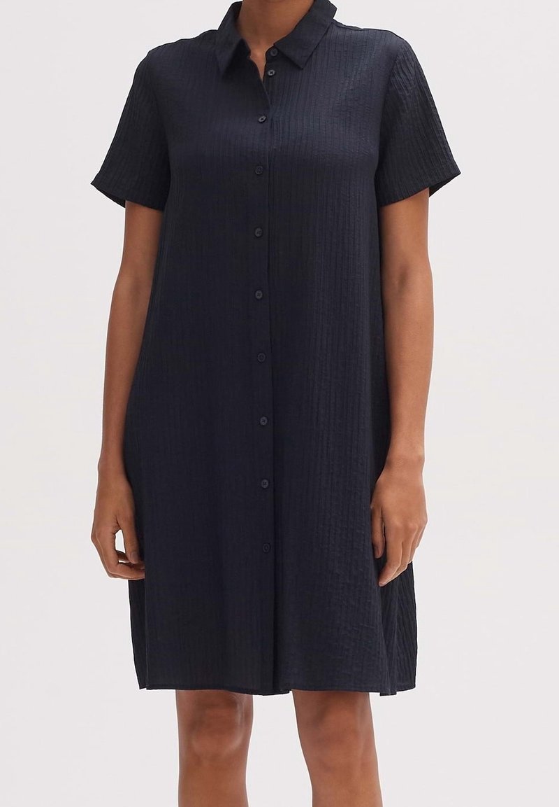 Svart kortärmad klänning med krage, knapprad framtill och texturerat tyg, med en avslappnad passform och mittlängdsdesign.