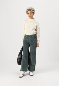 Vero Moda Petite VMTESSA PANTS - Calças - balsam green