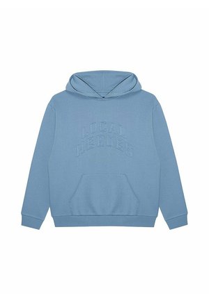 Niebieska bluza z kapturem, z przednią kieszenią, haftowanym napisem "LOKALNI BOHATEROWIE", z kapturem na sznurki i miękką teksturą. Klasyczny krój i długie rękawy.