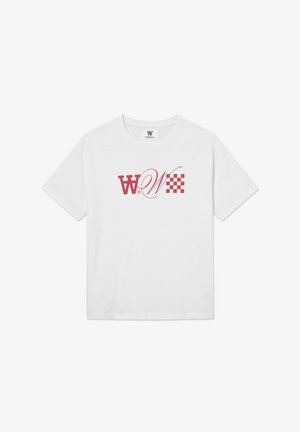 Bela bombažna majica s kratkimi rokavi, ki na sprednji strani prikazuje rdeč grafični logotip in karirast vzorec. Okrogla izrezana ovratnica, sproščen kroj.