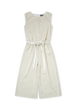 Mono sin mangas color crema con pliegues, pantalones de pierna ancha y un cinturón de cinta de satén atado a la cintura.