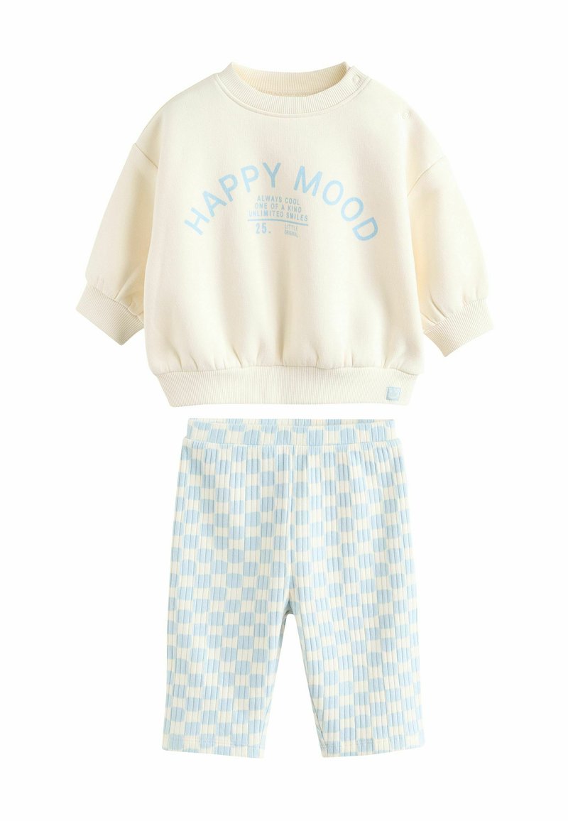 Helle kreami sweatshirt med blå "HAPPY MOOD" tekst, sammen med rutete lyseblå shorts. Mykt stoff, avslappet passform og elastisk midjebånd.