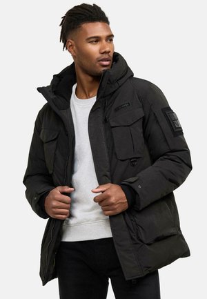 Veste noire rembourrée avec capuche. Comprend plusieurs poches et un tissu texturé. Fermeture éclair et boutons-pression, cordons de serrage réglables à l'ourlet.
