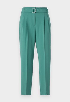 Pantaloni teal con una vestibilità sartoriale, caratterizzati da un ampio cinturino con una fibbia argentata, pieghe frontali e gambe affusolate per un aspetto raffinato.