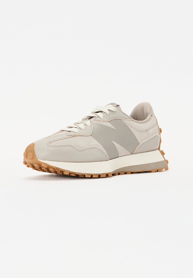 Sneaker mit einem hellgrauen Obermaterial mit strukturierter Oberfläche, kontrastierenden beigen Akzenten und einer Gummisohle mit abgerundeten Stollen.