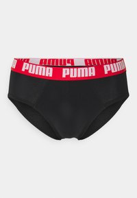 Schwarze Unterhosen mit einem breiten roten und weißen PUMA-Logo-Bund, ausgestattet mit einer glatten Textur und klassischem Design.