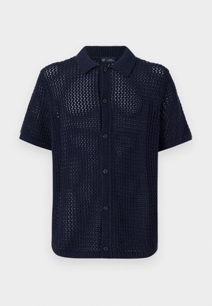 Marineblå kortærmet strikket skjorte med struktureret åben vævning, knaplukning foran og ribbet krave og ærmekanter. Har seks knapper.
