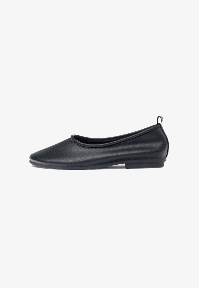 Ballerines noires avec un bout arrondi, en matière similicuir lisse, au design minimaliste et à semelle en caoutchouc flexible et basse.