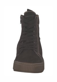 Brązowe zamszowe sneakersy za kostkę z sznurowadłami, bocznym zamkiem błyskawicznym, wyściełanym kołnierzem i textured gumową podeszwą z pionowymi żłobieniami.