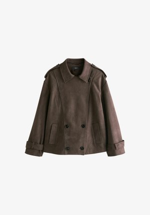 Brun jakke i kunstigt ruskind med bred krave, dobbeltradede knapper, sidelommer og opsmøgede ærmer med justerbare remme.